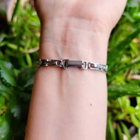 Vintage Timex Dainty Silver Watch - Picture 10 of 11